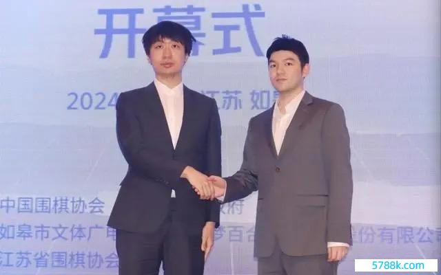 李轩豪（右）、党毅飞本日开启决赛五番棋争夺。 中国围棋协会供图